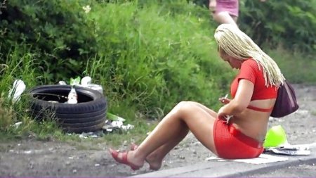 Девушка на трассе