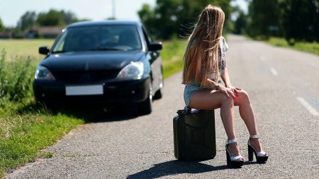 Девушка сидит на дороге