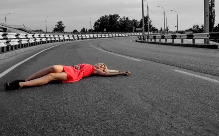 Девушка лежит на дороге