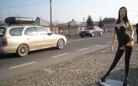 Девушка на трассе