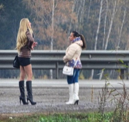 Девушка на трассе