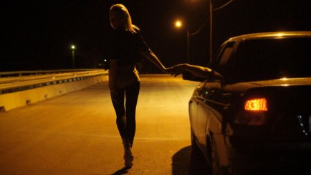 Девушка возле авто ночью