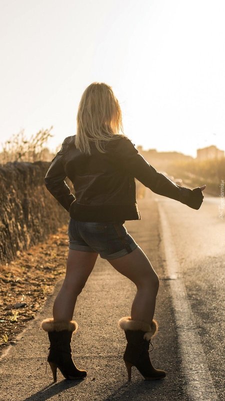 Девушка на трассе