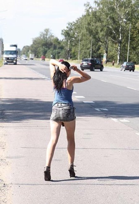 Девушка на трассе