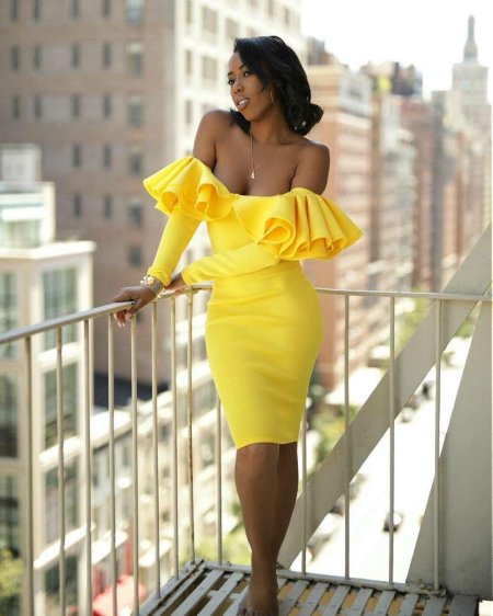 Желтое платье с декольте