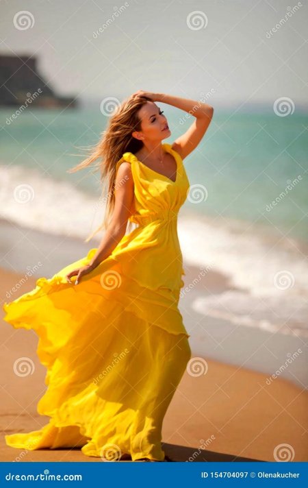 Девушка в желтом платье