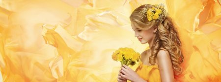 Красивая девушка в желтом