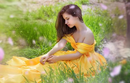 Девушка в желтом платье