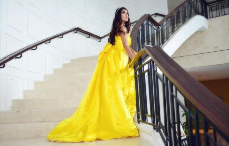 Девушка в желтом платье