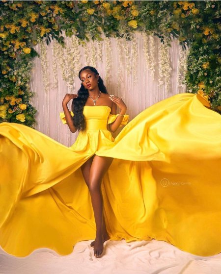 Желтое платье со шлейфом