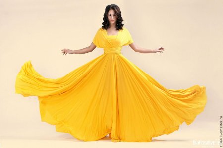 Девушка в длинном желтом платье