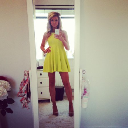 Девушка в платье селфи