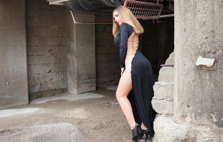 Задирает платье