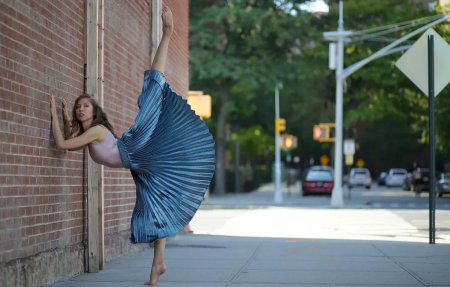 Задирает платье