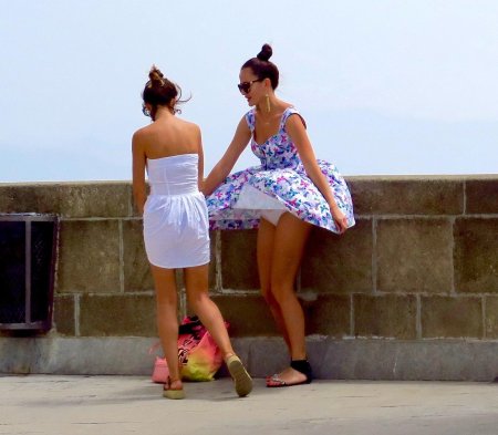 Короткое платье на ветру