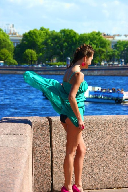 Ветер поднимает девушкам юбки