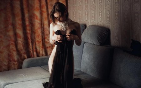 Девушка приподнимает плат