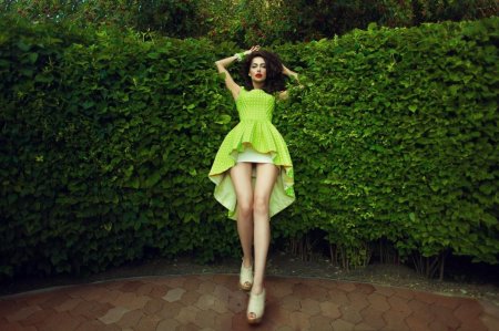 Девушка в зеленом платье