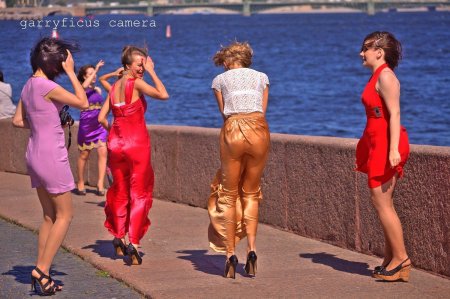 Ветер поднимает девушкам юбки