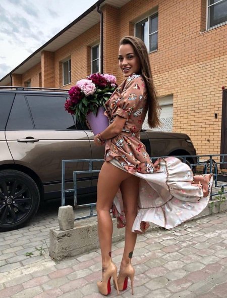 Задрала короткое платье