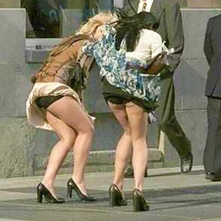 Ветер поднимает девушкам юбки