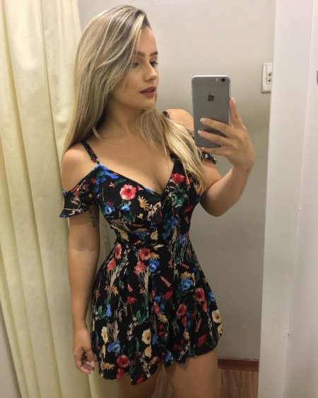 Платье в примерочной