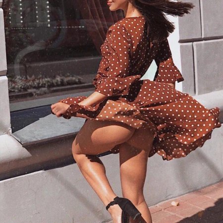 Приподняла платье