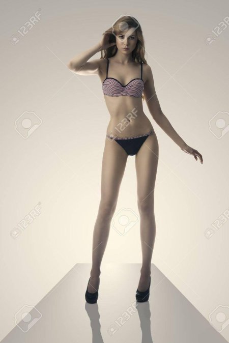 Модель в полный рост в белье
