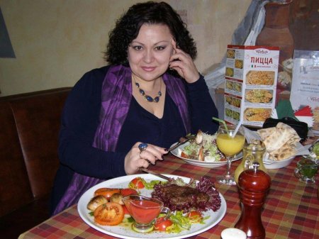 Женщина за столом