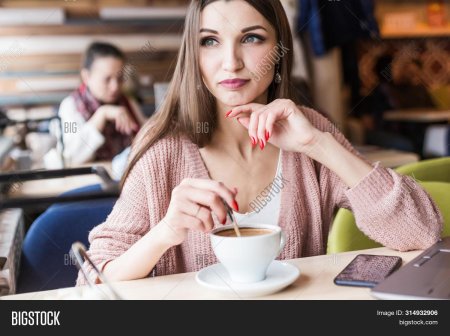 Девушка сидит в кафе