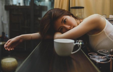 Девушка шатенка с кофе