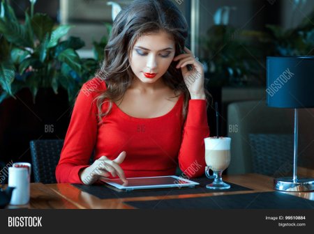 Девушка в кафе