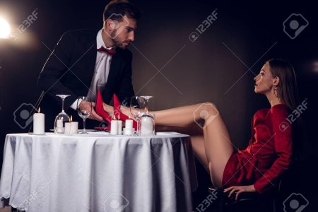 Девушка в Красном за столом