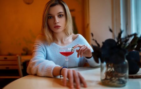 Девушка с текстами за столом