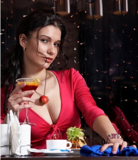 Красивая брюнетка