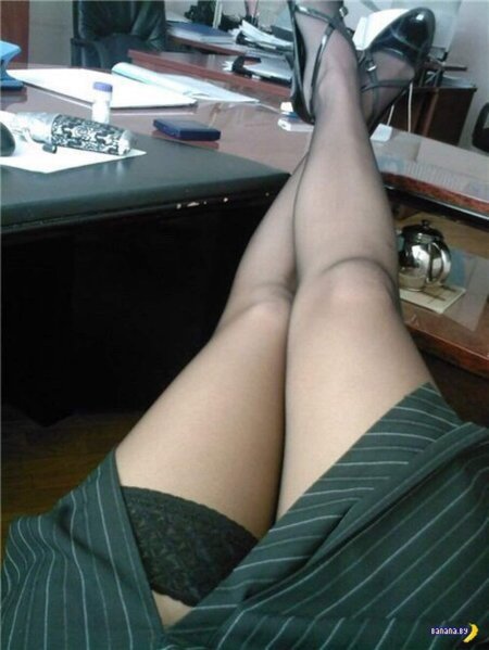 Ноги под столом