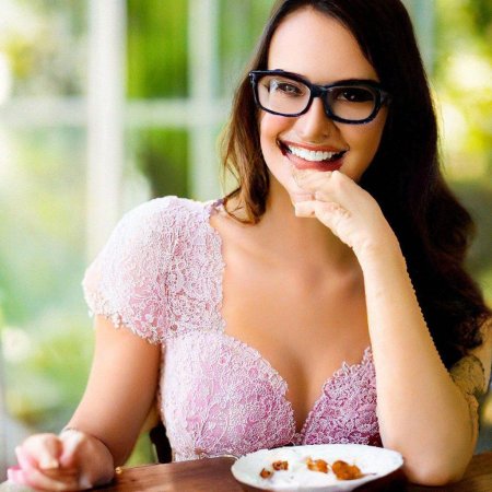 Девушка в очках улыбается