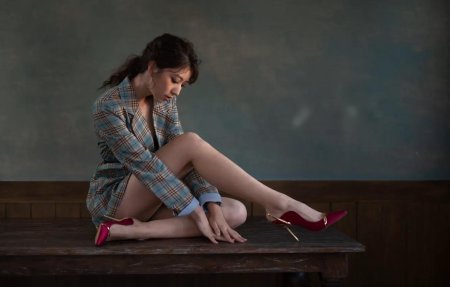 Девушка в платье сидит