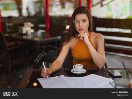 Девушка с айпадом в кафе