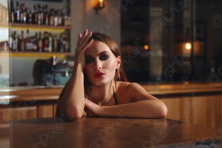 Девушка подпирает голову рукой