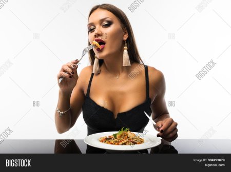 Девушка с тарелкой за столом