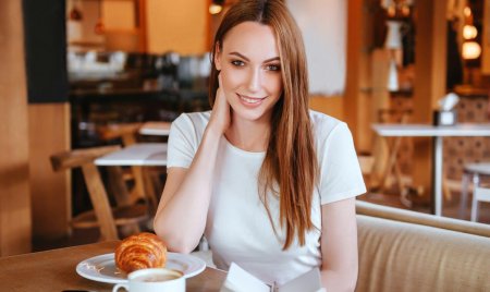 Девушка в кафе