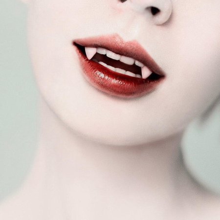 Вампир с клыками