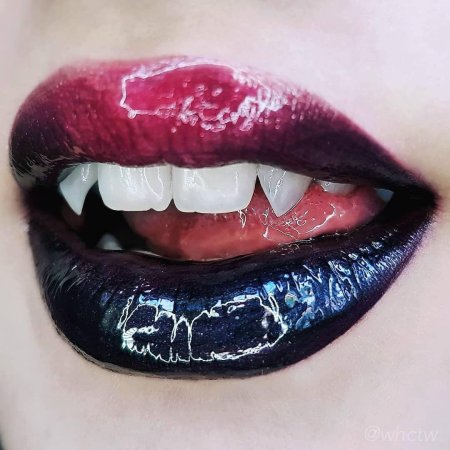 Губы с клыками