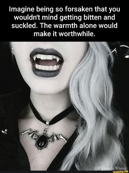 Девушка с клыками