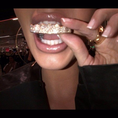 Грилзы кайли дженнер