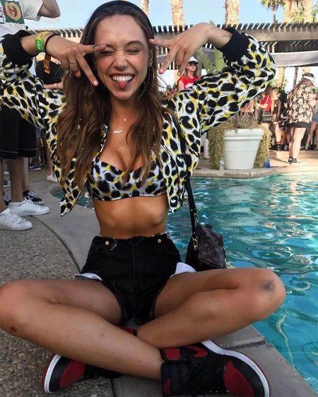 Алексис РЕН В шортах