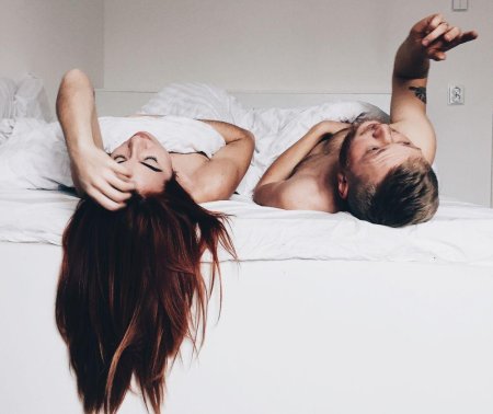 Парень и девушка дурачатся