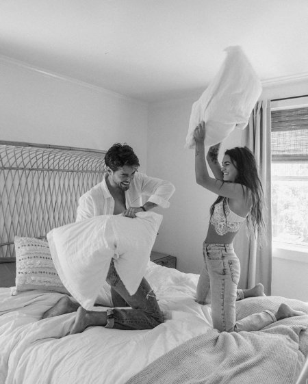 Парень и девушка дурачатся