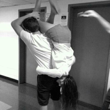 Парень закинулидевушку на пдечо